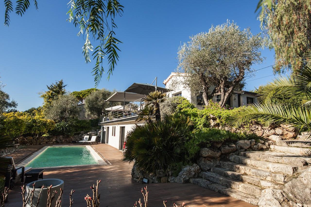 A VENDRE  SUPERBE MAISON PISCINE JARDIN MOUGINS 06