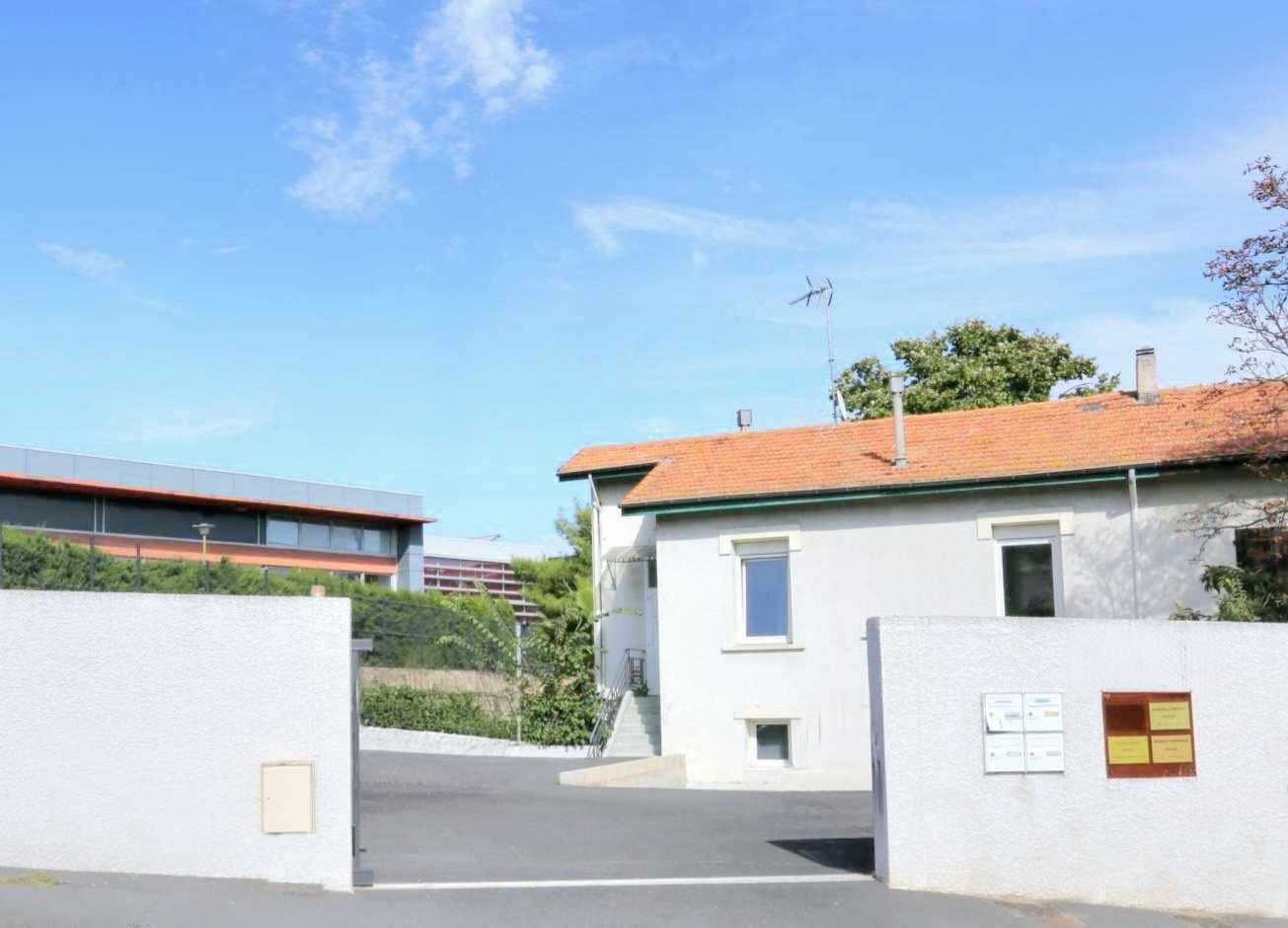 BUREAUX 38 M² EN ZONE FRANCHE URBAINE A LOUER BEZIERS (34500) : 550 € eau et électricité compris.