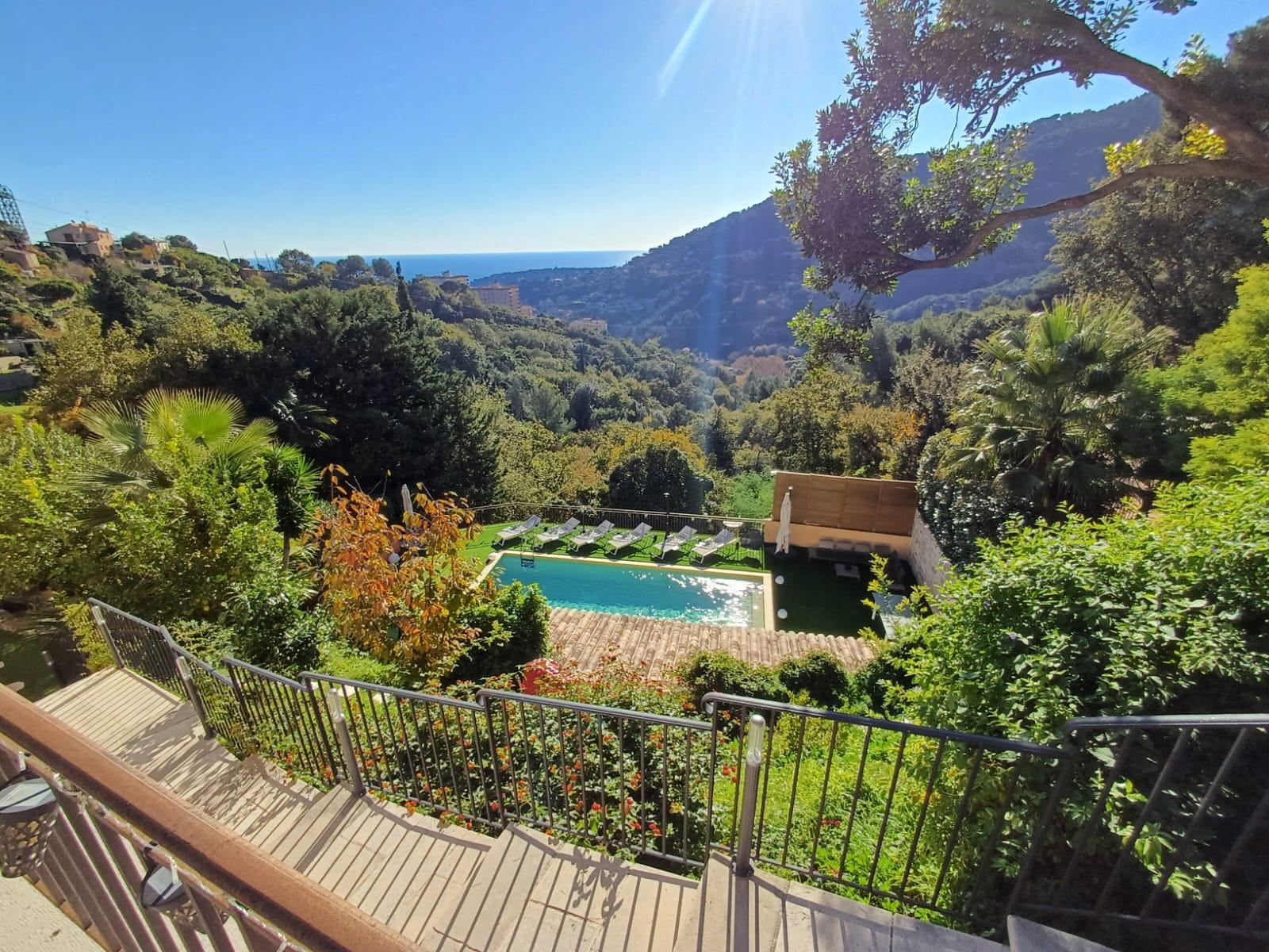 EN EXCLUSIVITE ! Bien rare et exceptionnel : Villa avec vue sur mer et salle de cinéma, entre Menton et Monte-Carlo, dans un écrin de verdure