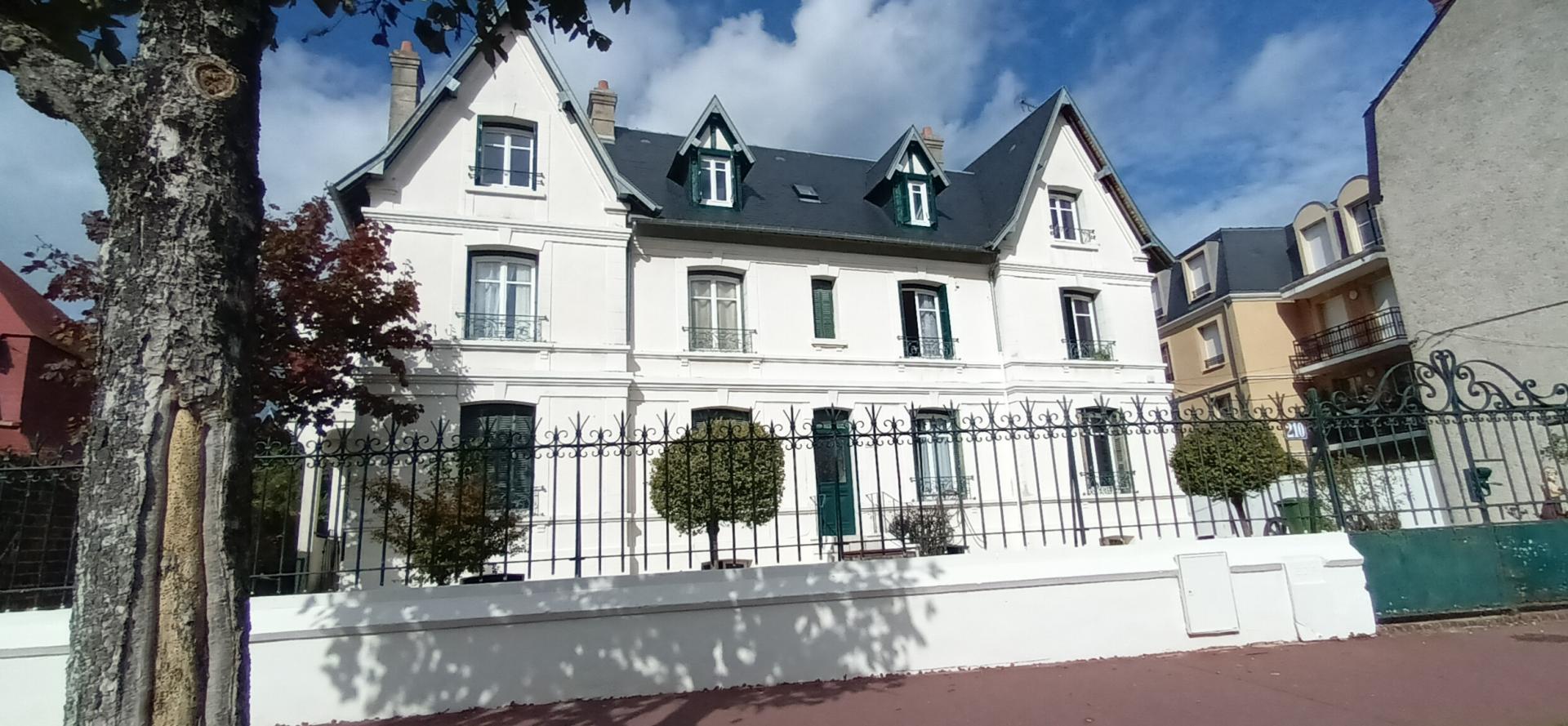 EXCLUSIVITÉ À DEAUVILLE SUPERBE VILLA 500 m²  AVEC JARDIN QUARTIER DE L'EGLISE