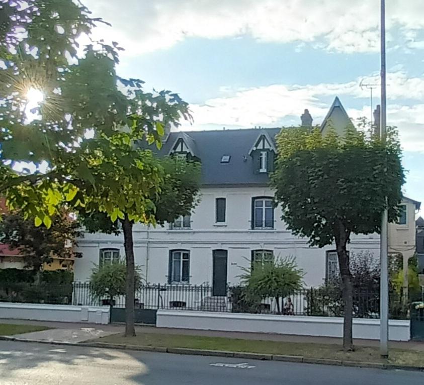 EXCLUSIVITE A DEAUVILLE - SUPERBE VILLA AVEC JARDIN QUARTIER DE L'EGLISE