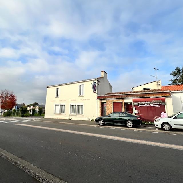 Murs commerciaux attenants  à un immeuble d'habitation