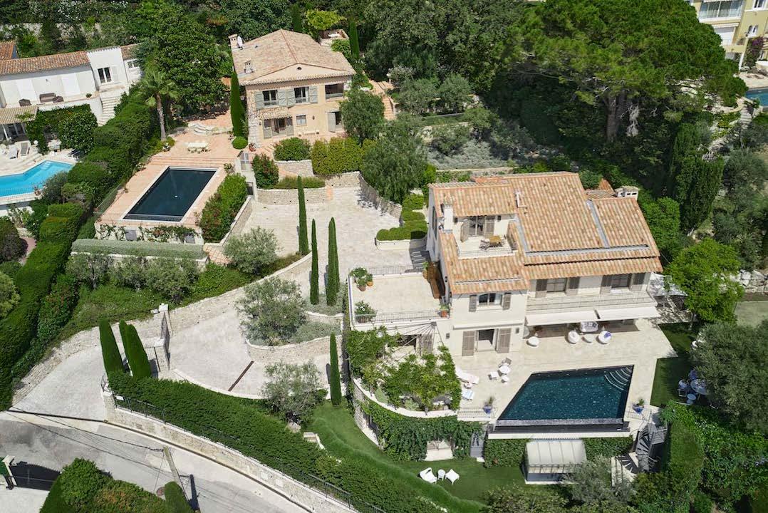 A Mougins (AM), une propriété composée de deux villas possédant chacune sa piscine.